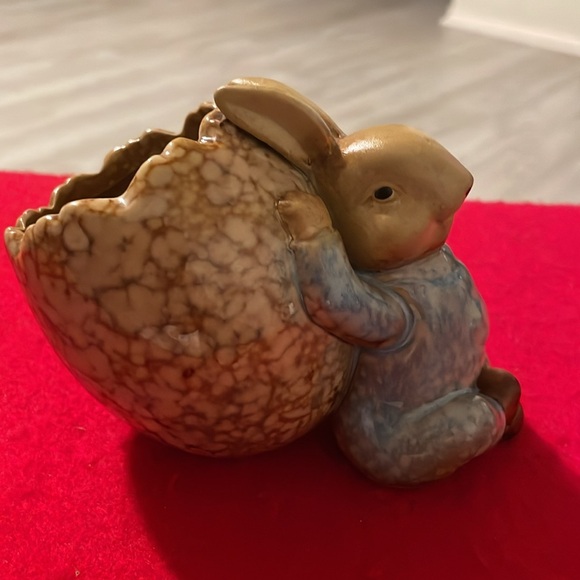 Rare Find Vintage Ceramic Bunny Rabbit Resting on a Cracked Egg Planter - Picture 2 of 6